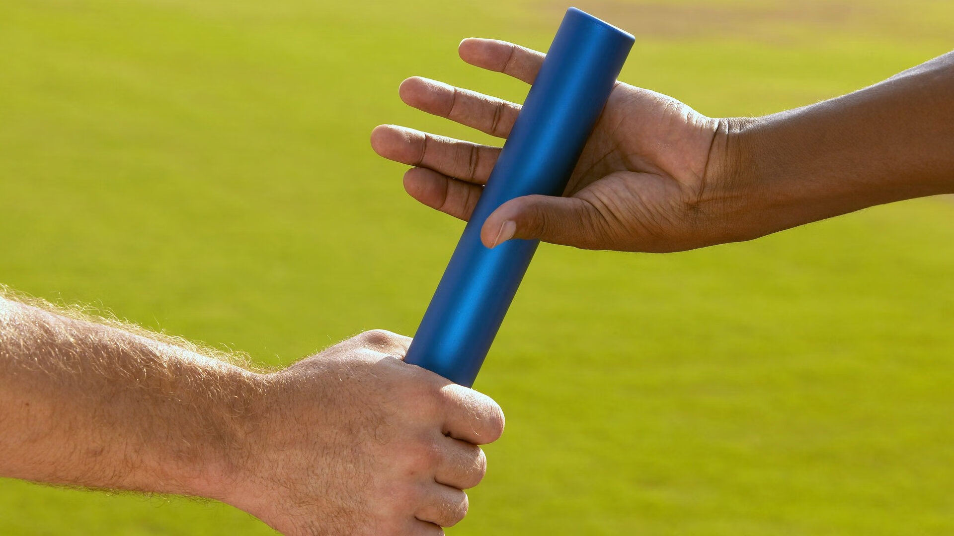 中立B仰泳选手姿态协调度提升，中游体育仰泳手臂路线